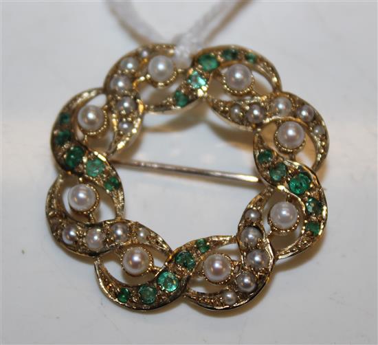 9ct gold, emerald and seed pearl-set wreath brooch